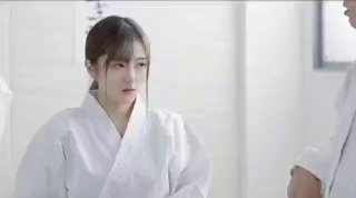 女孩骑得很猛 无法阻止剧烈的喷射